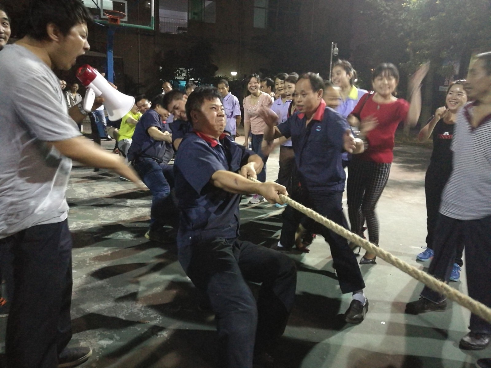 2016年鑫裕達第一屆拔河比賽圓滿成功